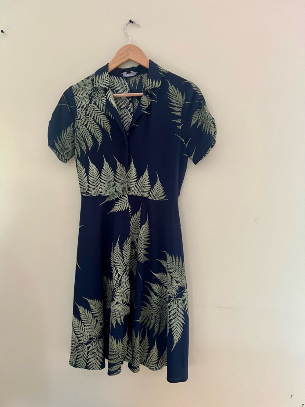 Aakaa Elegant Green Fern Print Dress - Picture 2 of 9